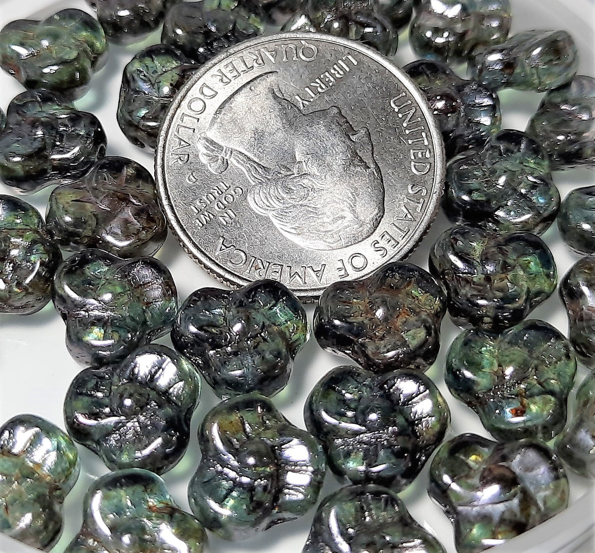 9mm Lumi Green Glass Trillium Flower Beads 30ct